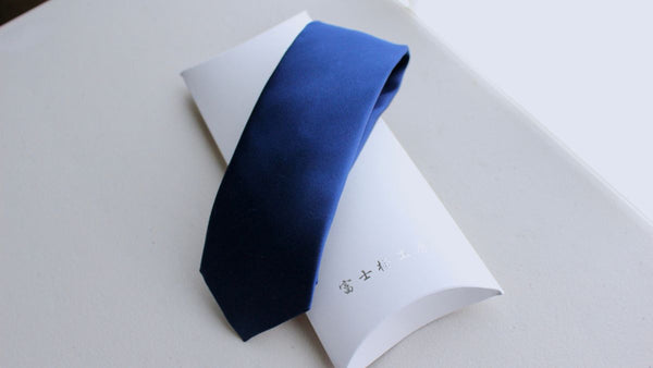 High-density weave is the secret of its brilliance! Simple Japanese silk tie