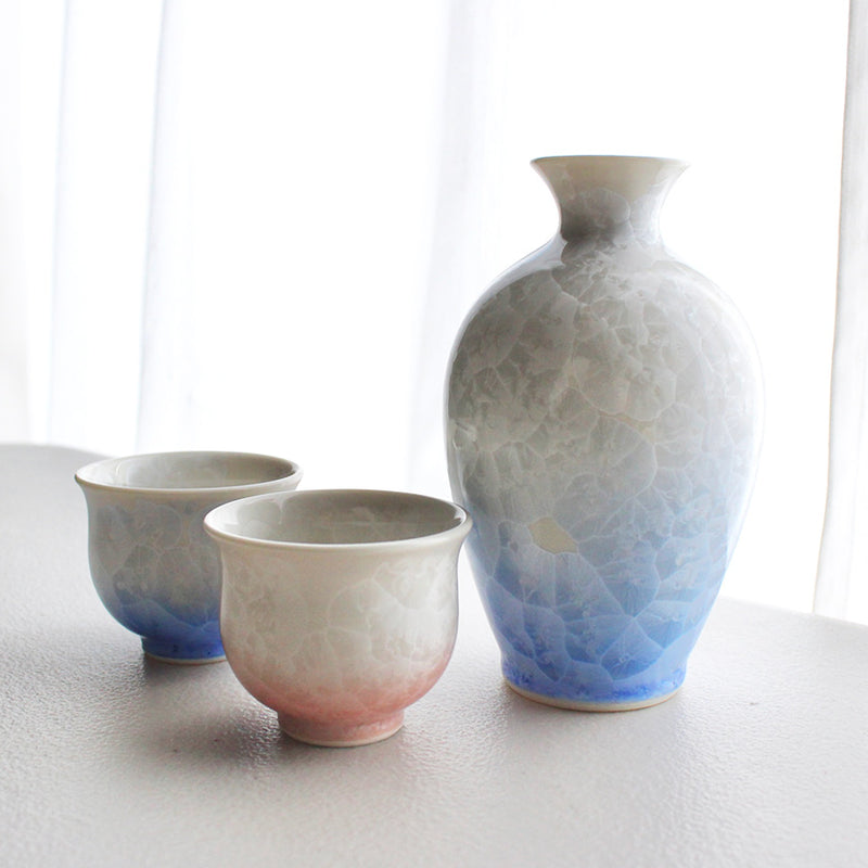 [SAKE BOTTLE] FLOWER CRYSTAL (WHITE BACKGROUND RED BLUE) SAKE SET (3-PIECE SET) | TOUAN | KYOTO-KIYOMIZU WARES