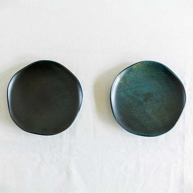 The photos show images of the aging process of lacquer.<br/>(L) freshly made (R) after half a year