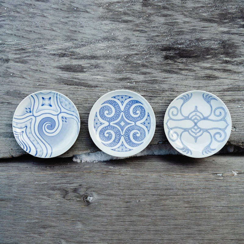 [PLATE] BLUE AND WHITE DYED PLATE Fukiko Goukon | AINU CRAFTS | CIKARPE AKAN