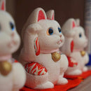 [BECKONING (LUCKY) CAT] MANEKI NEKO FENG SHUI (WHITE) INNOCENT RELAX | EDO ART DOLLS | KAKINUMA DOLLS