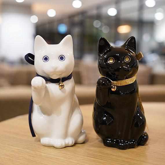 [BECKONING (LUCKY) CAT] MANEKINEKO BANK FIRST MODEL BLACK (M) | KATA KOTO | HIZEN YOSHIDA WARES