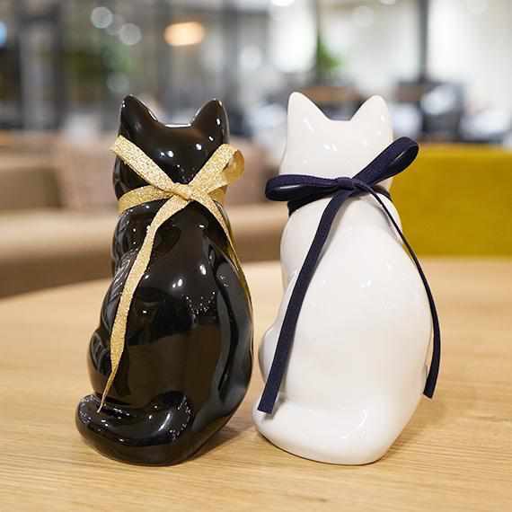 [BECKONING (LUCKY) CAT] MANEKINEKO BANK FIRST MODEL BLACK (M) | KATA KOTO | HIZEN YOSHIDA WARES