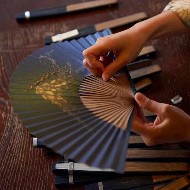 [HAND FAN] FRAGRANT FAN UTSUSHI INCENSE MOON KAGE X SANDALWOOD INCENSE | KYOTO FOLDING FANS | OHNISHI TSUNE SHOTEN