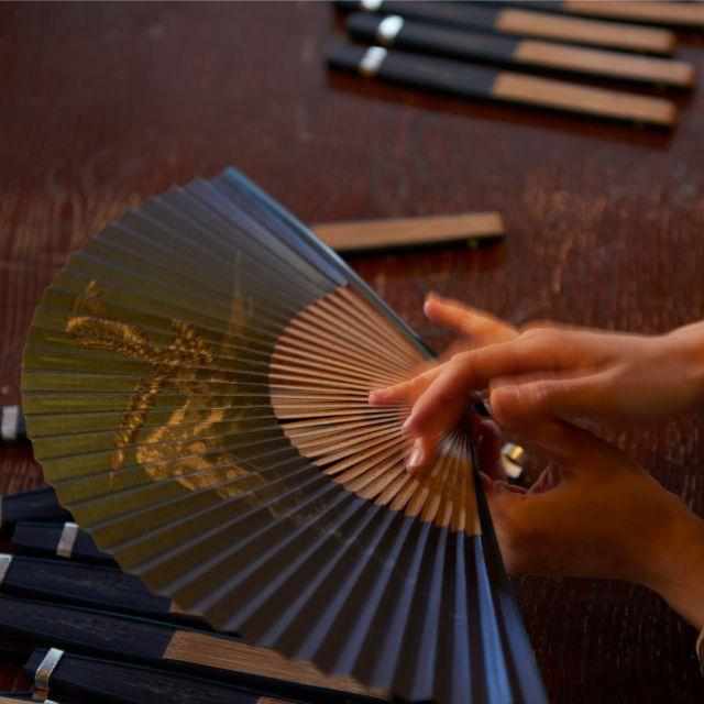 [HAND FAN] FRAGRANT FAN UTSUSHI INCENSE MOON KAGE X SANDALWOOD INCENSE | KYOTO FOLDING FANS | OHNISHI TSUNE SHOTEN