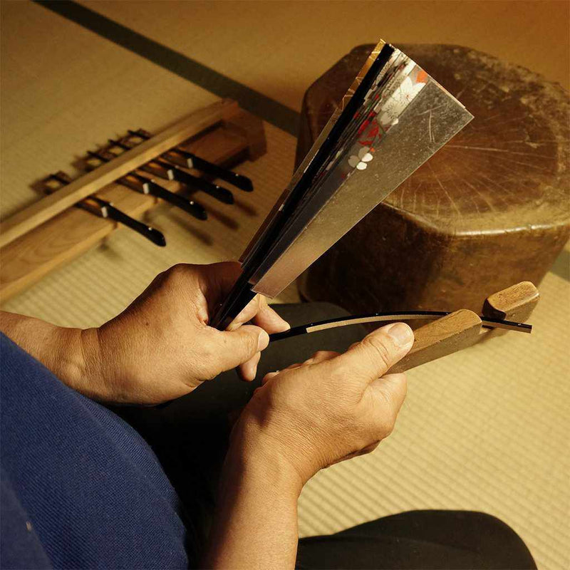 [手扇]一隻蜻蜓在男人的紙扇場上玩耍|京都摺扇