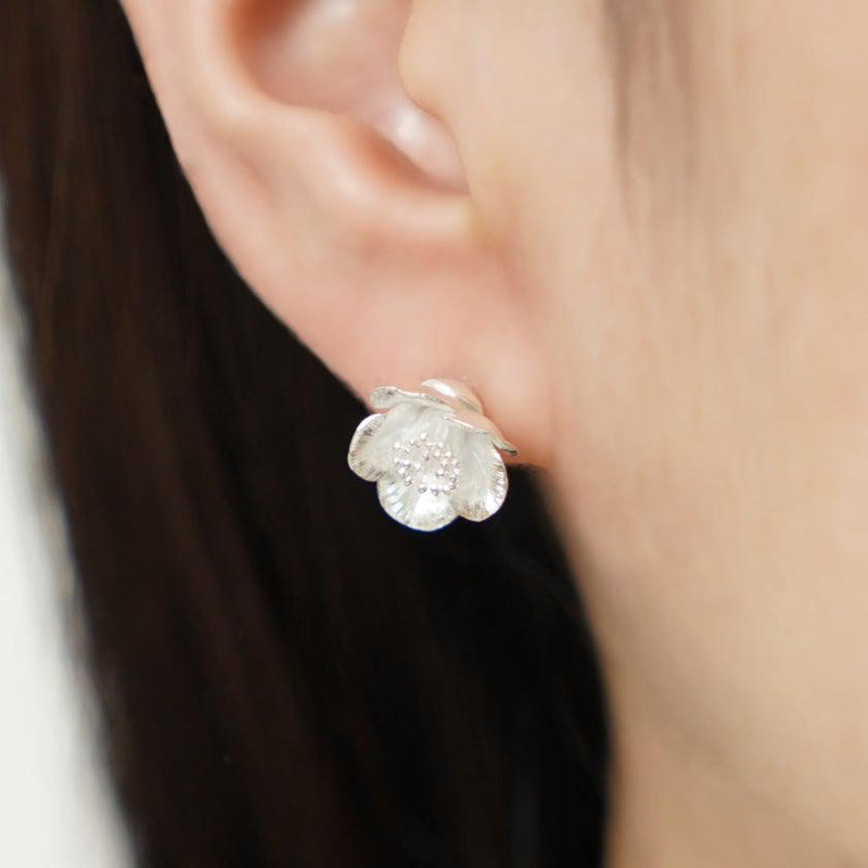 [PIERCED EARRINGS] CAMELIA | CHECOS | SILVER WORK