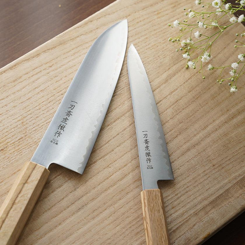 [KITCHEN (CHEF) KNIFE]  POWDERED HSS SUPER GOLD (SG2) SANTOKU KNIFE (DOUBLE EDGED) OAK HANDLE 180MM | SEKI FORGED BLADES