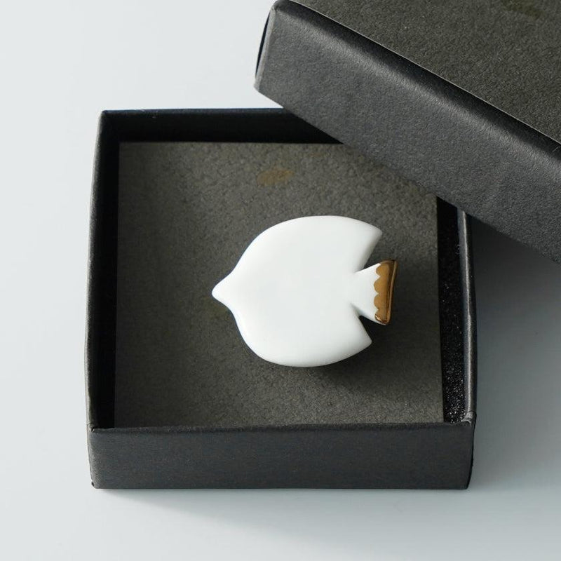 [BROOCH] WHITE PORCELAIN BIRD | IMARI-ARITA WARES | 6.KILN