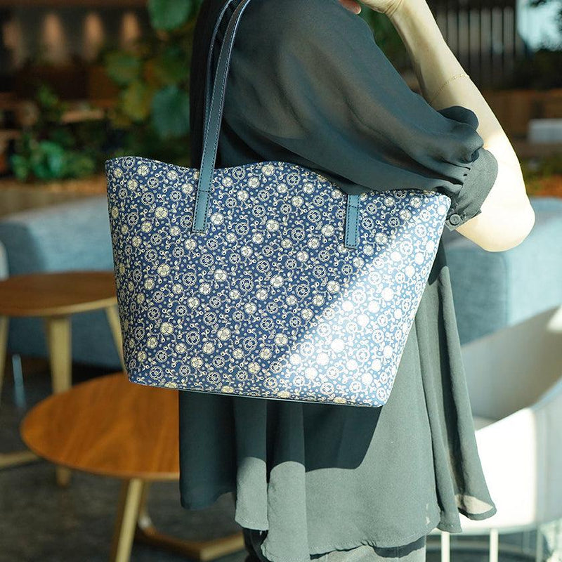 [TOTE BAG] 72HANDBAG JAPANESE CAMELLIA (NAVY BLUE BASECOAT WITH WHITE LACQUER) | KOUSHU INDEN (LACQUERED DEERSKIN CRAFTS)| INDEN-YA