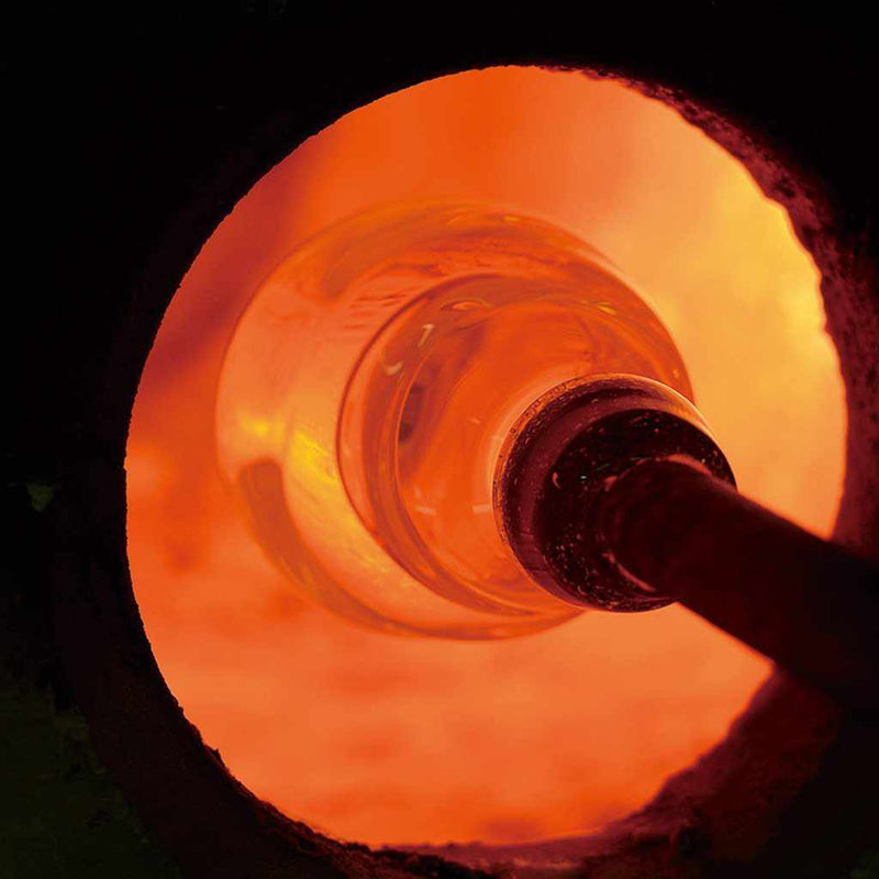 [SAKE BOTTLE] DOUBLE-COVERED TOKKURI (GOLD RED-LAPIS LAZULI) IN A PAULOWNIA BOX | SATUMA VIDRO | SATSUMA CUT GLASS